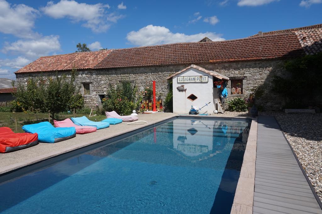 Au Bonheur D'Alphonse Bed & Breakfast Lusignan-Petit Exterior photo